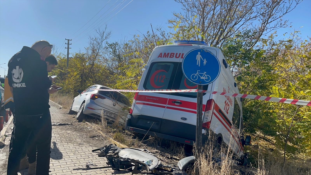 Aksaray'da ambulans ile otomobilin çarpışması sonucu 4 kişi yaralandı