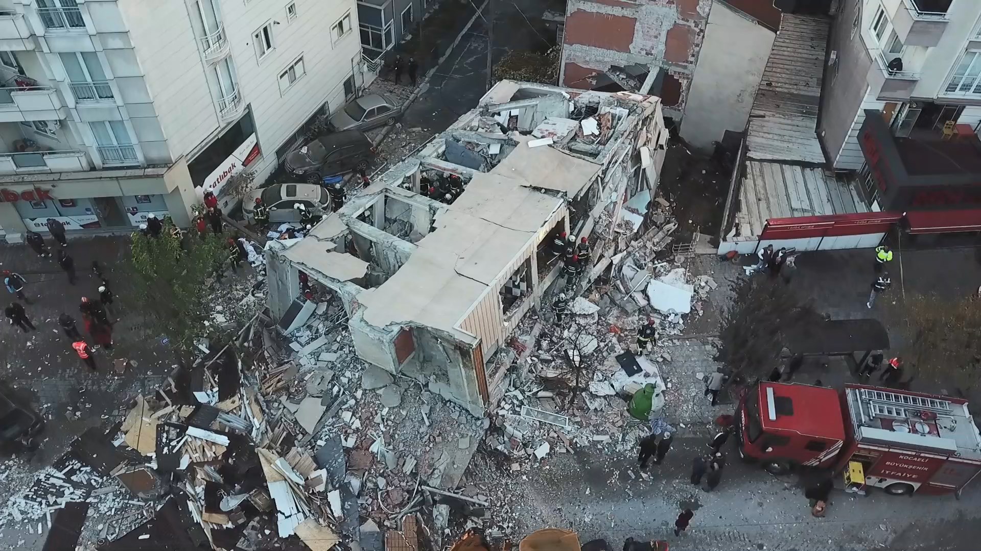 Gebze'de 7 katlı bina çöktü! Bakan Yerlikaya'dan açıklama!