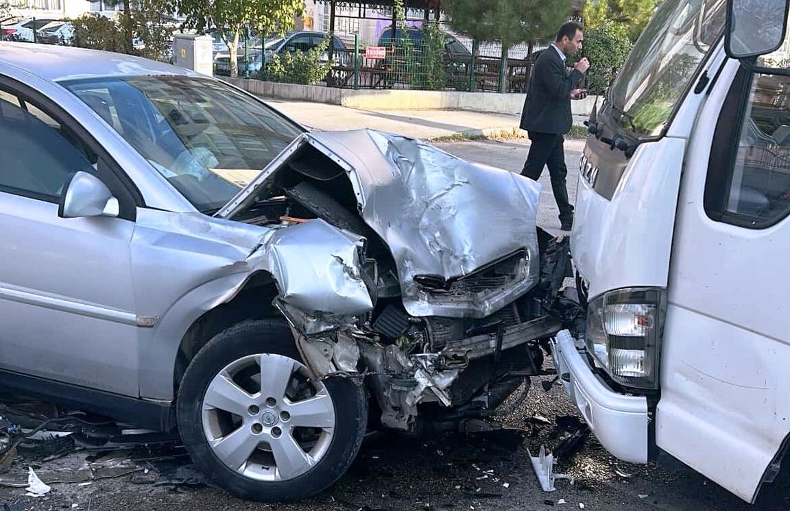 Konya'nın Seydişehir ilçesinde meydana gelen trafik kazasında büyük bir facia son anda atlatıldı.