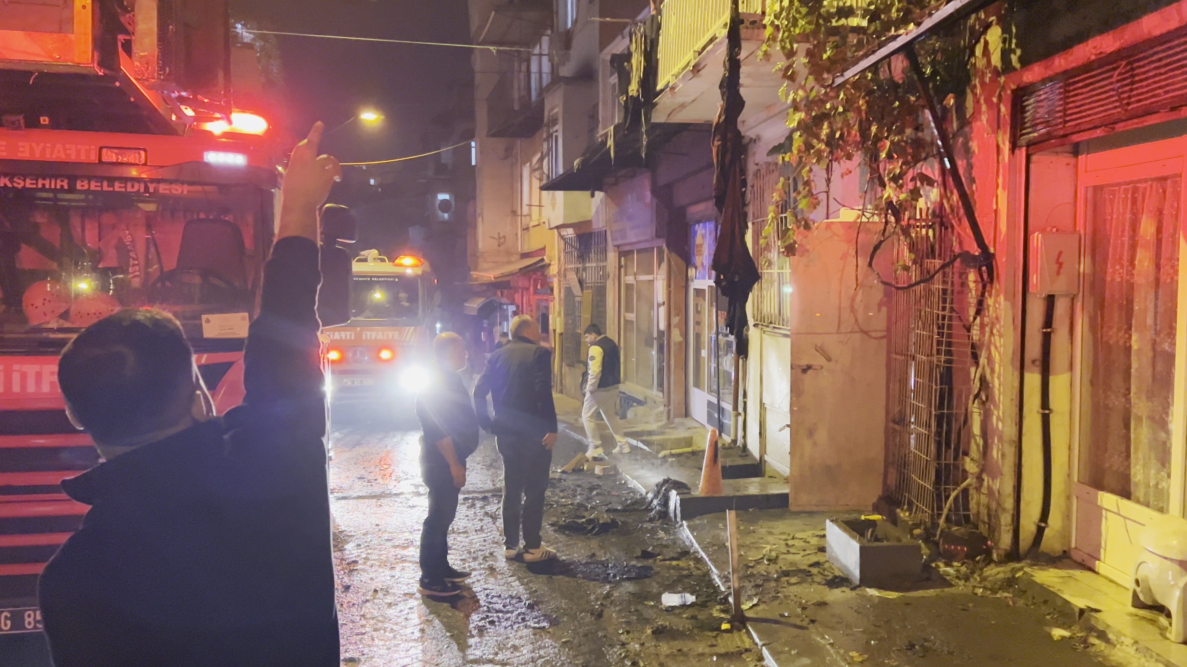 İstanbul - Beyoğlu'nda kız isteme töreninde atılan havai fişek evi yaktı: 8 yaralı 