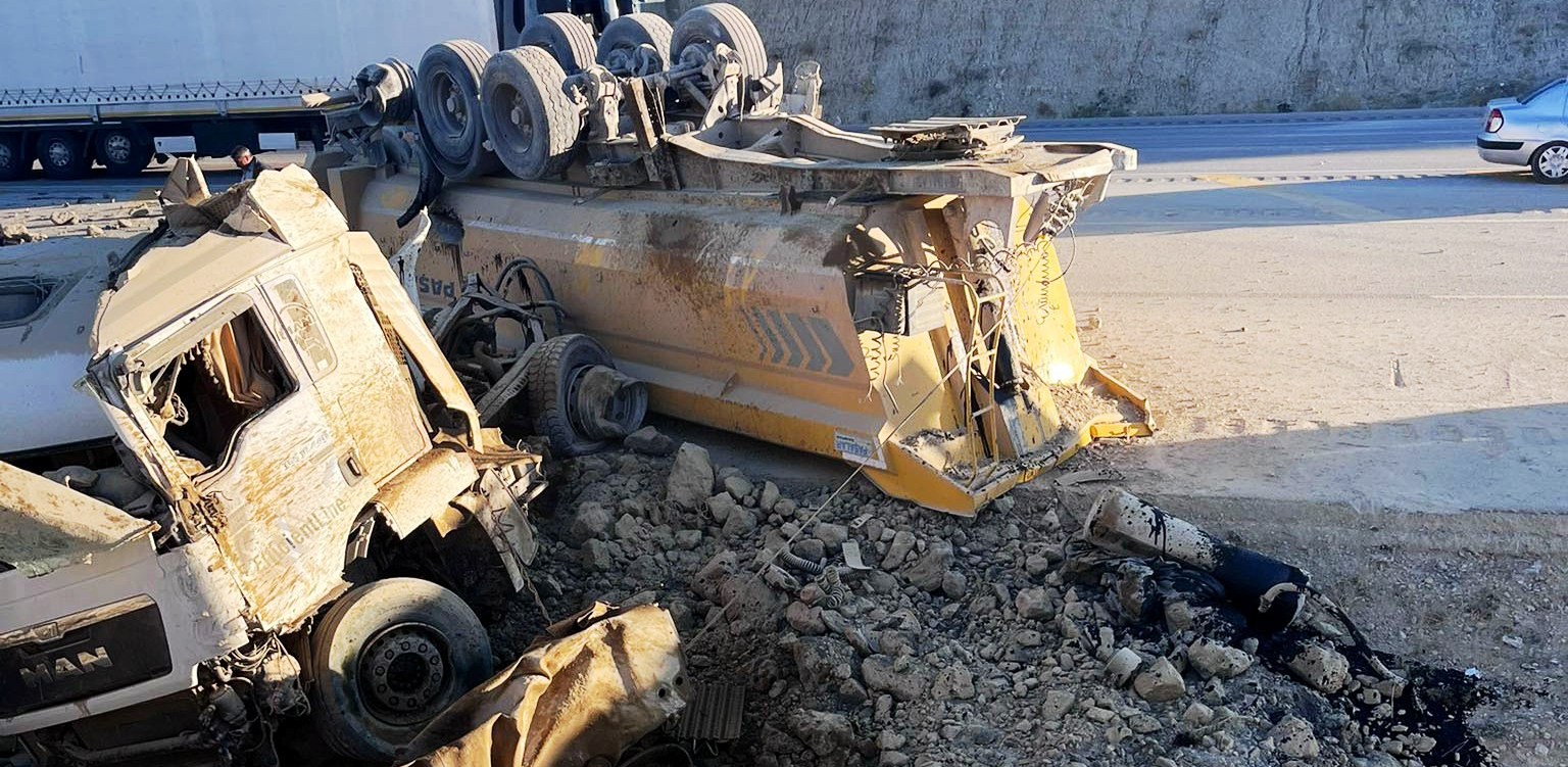 Konya-Beyşehir Yolunda Kaza: Hafriyat Kamyonu Devrildi, Ulaşım Aksadı