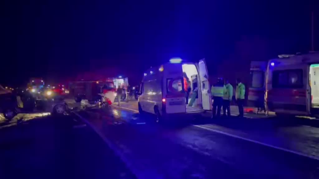 UŞAK - Cip ile otomobilin çarpışması sonucu karı koca öldü, 3 kişi yaralandı