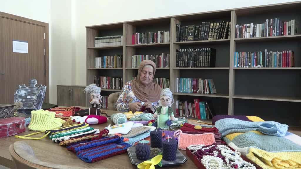 KONYA - "Örgücü bayan" el emeği ürünlerinin gelirini kaldığı huzurevine bağışlayacak