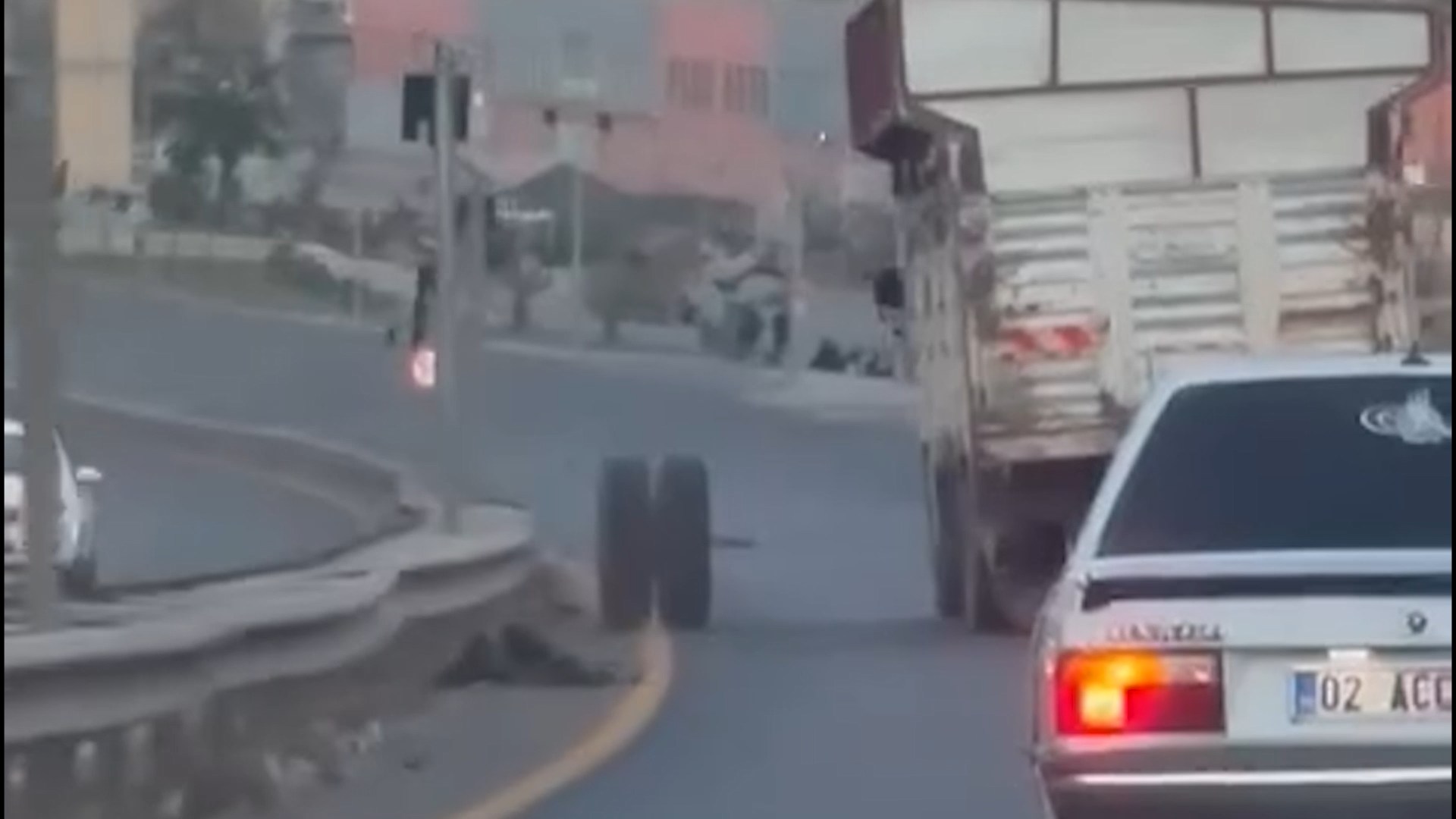  Şanlıurfa'da Hareket halindeki kamyonun dingili koptu; o anlar kamerada