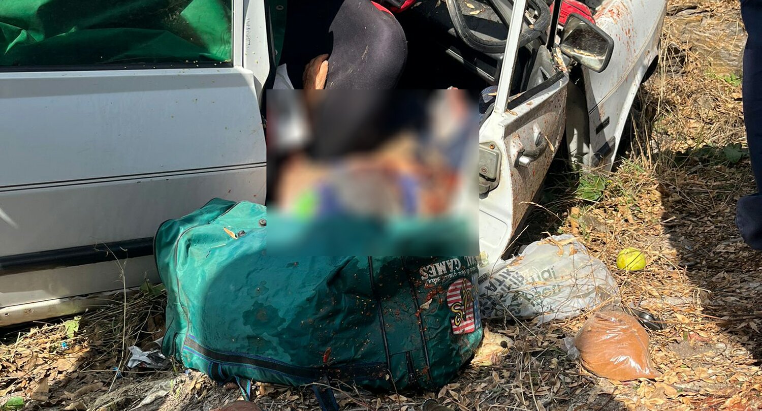 Manisa'da yol kenarına savrulan otomobilin sürücüsü ve eşi öldü 