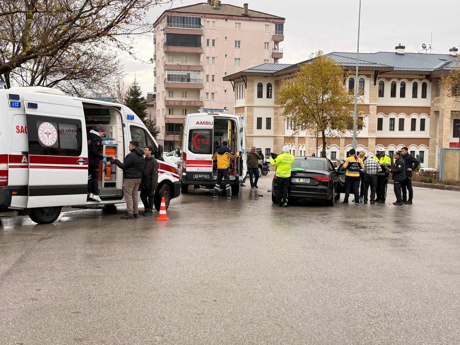 Seydişehir Adliye Kavşağı'nda İki Araç Çarpıştı: 3 Kişi Yaralandı