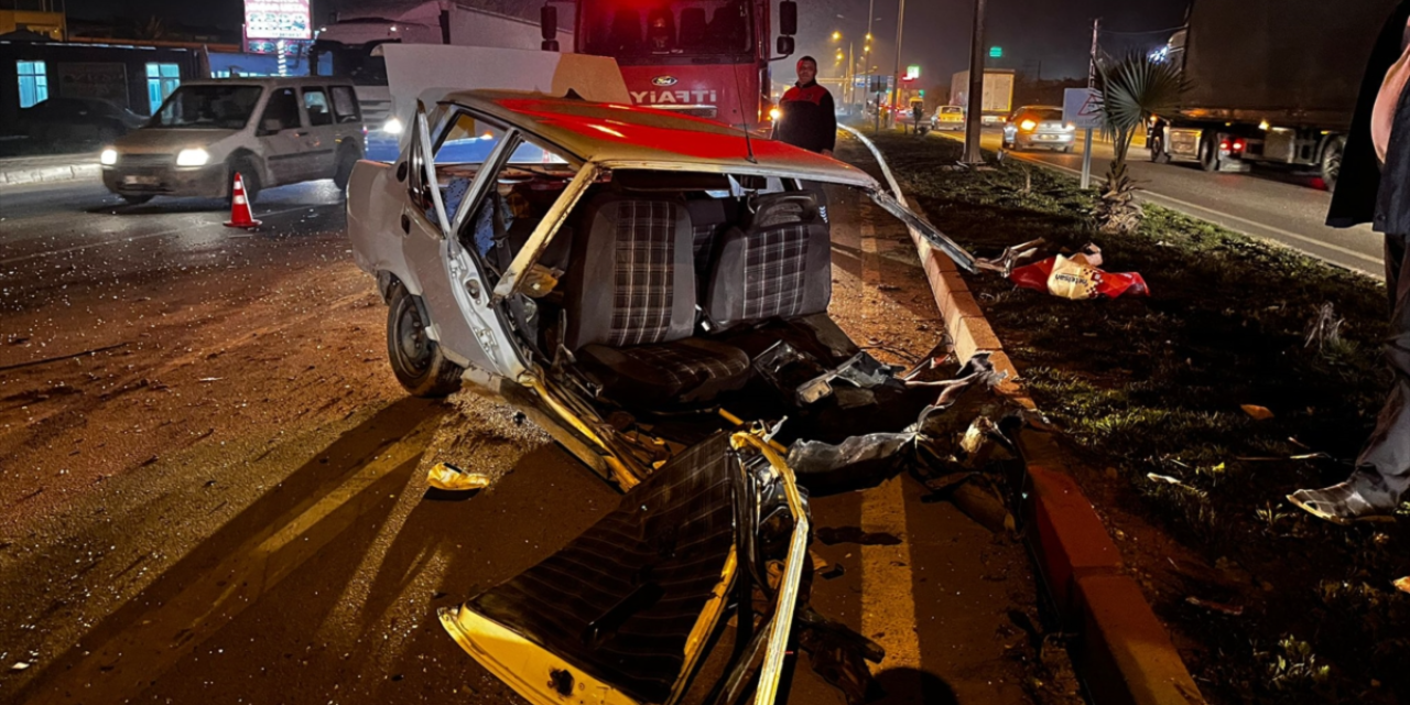 HATAY - Tırla çarpışması sonucu ikiye ayrılan otomobilin sürücüsü yaralandı