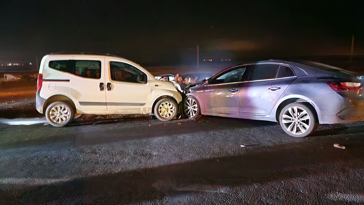Konya'da hafif ticari araç ile otomobilin çarpıştığı kazada 8 kişi yaralandı