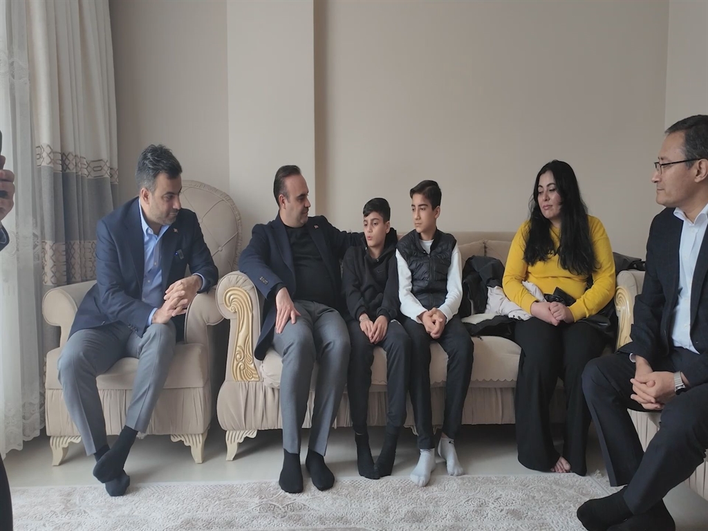 İstanbul - Bağcılar'da yerde buldukları altını sahibine teslim eden iki çocuğa Bakan Kacır'dan ziyaret