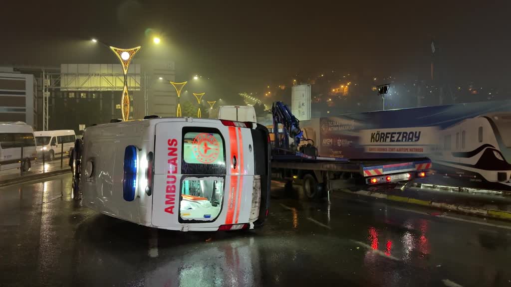 KOCAELİ - Hasta taşıyan ambulans ile minibüsün çarpışması sonucu 6 kişi yaralandı