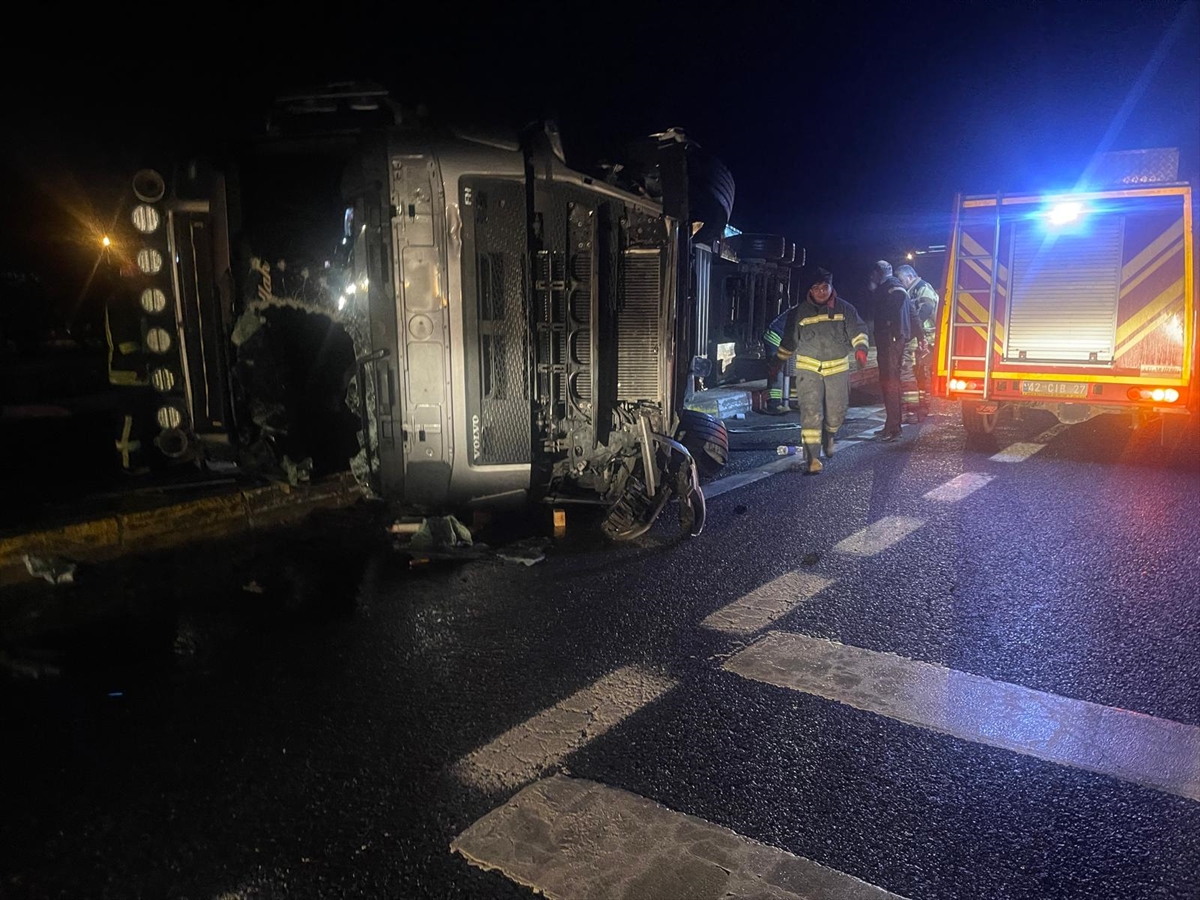 Konya'da otomobile çarpan tırın devrildiği kazada 2 sürücü yaralandı