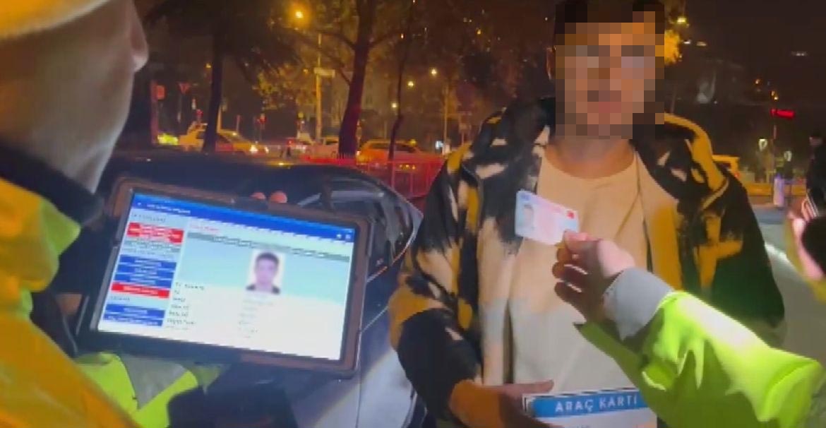 Trafik polisine arkadaşının ehliyetini verdi, ‘benim eski fotoğrafım’ dedi