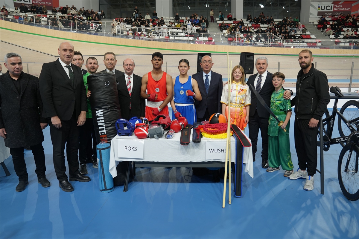 KONYA - 60 milyon liralık spor malzemesi dağıtıldı