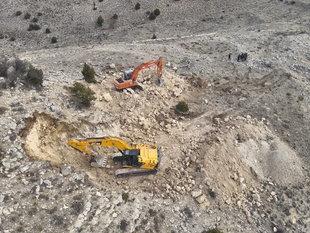 KARAMAN -   İş makineleriyle kaçak kazı yapan 14 şüpheli yakalandı