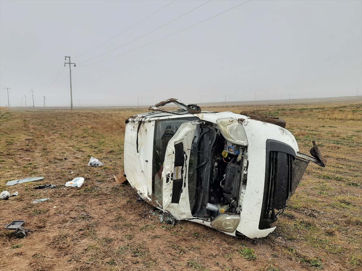 Konya'da şarampole devrilen hafif ticari araçtaki 1 kişi öldü, 2 kişi yaralandı