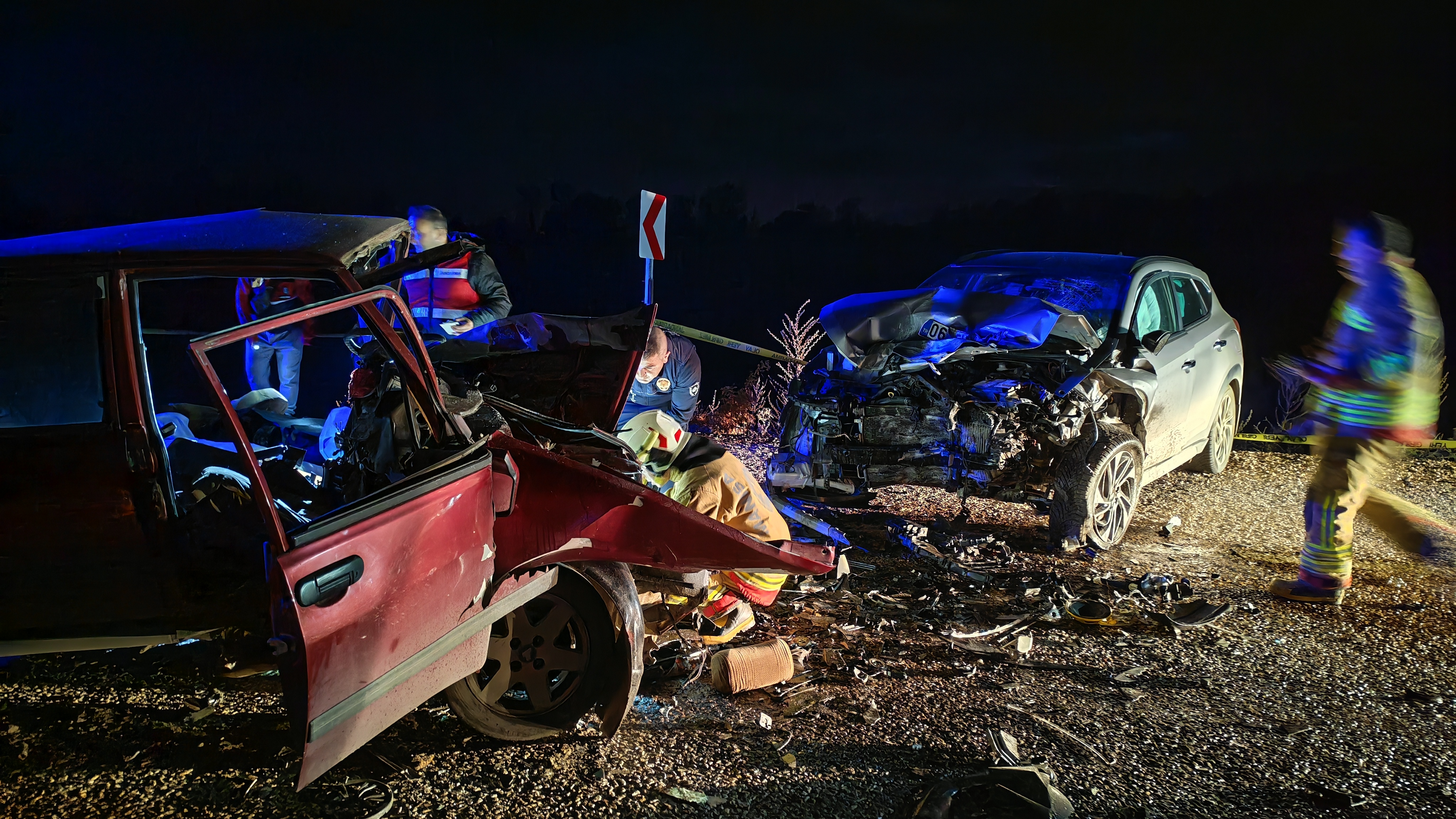 Manisa’da iki otomobil çarpıştı; 3 ölü, 1 yaralı