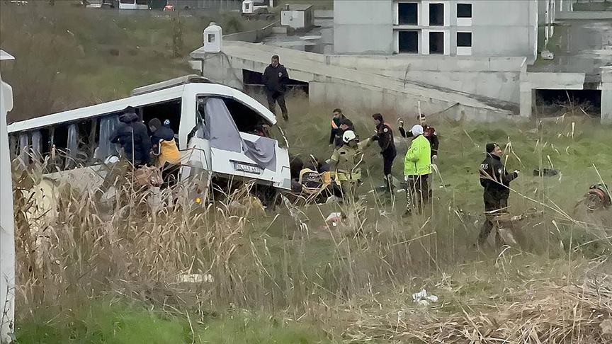 Esenyurt'ta servis midibüsünün devrilmesi sonucu 4 kişi öldü, 7 kişi yaralandı
