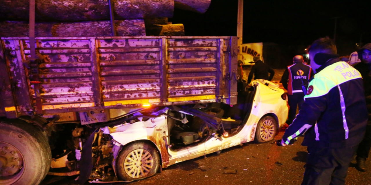 TIR’a çarpan otomobil bu hale geldi! 1 ölü, 2 yaralı var