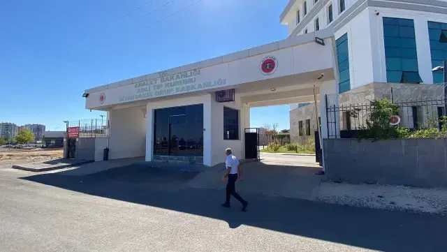 Cezaevinden çıktı, birlikte yaşadığı kadını boğup boş araziye gömdü