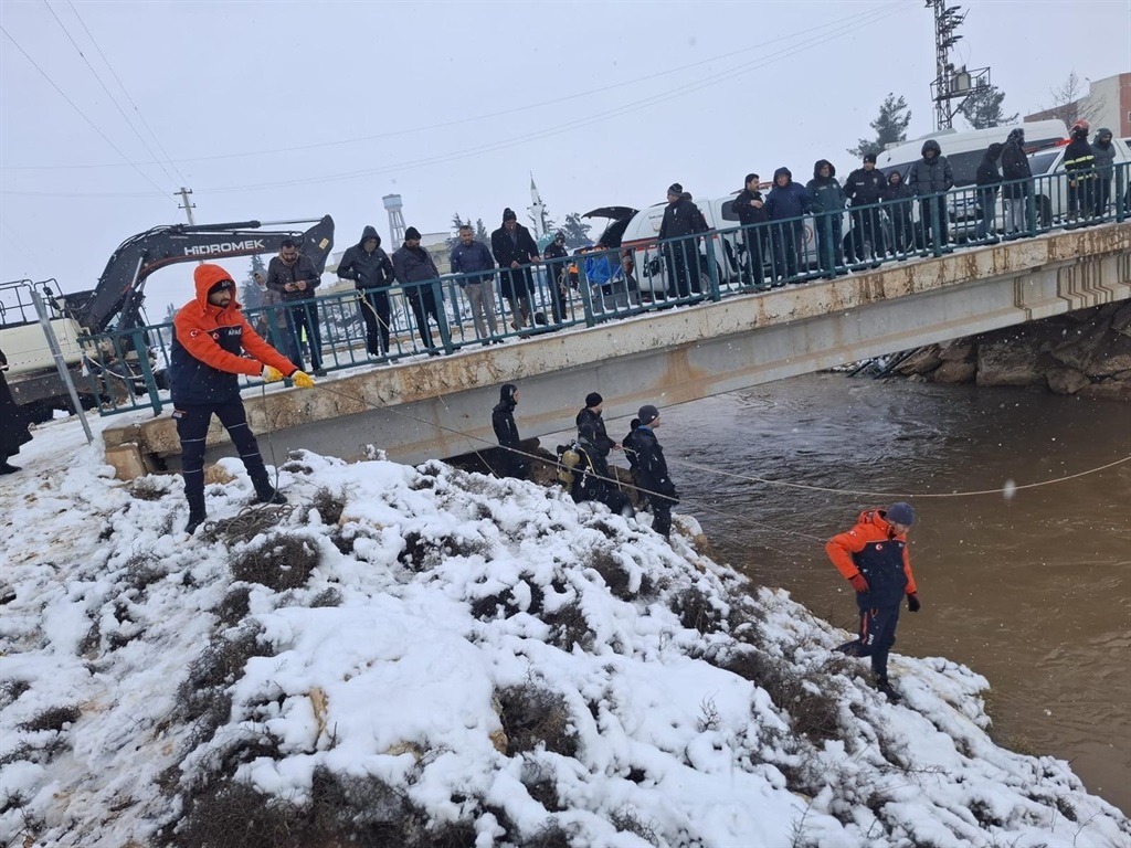 Otomobil sulama kanalına düştü; baba ve 3 çocuğu aranıyor 