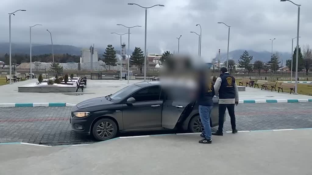 KÜTAHYA - Umreye götürme vaadiyle topladığı paraları kumarda kaybeden şüpheli tutuklandı