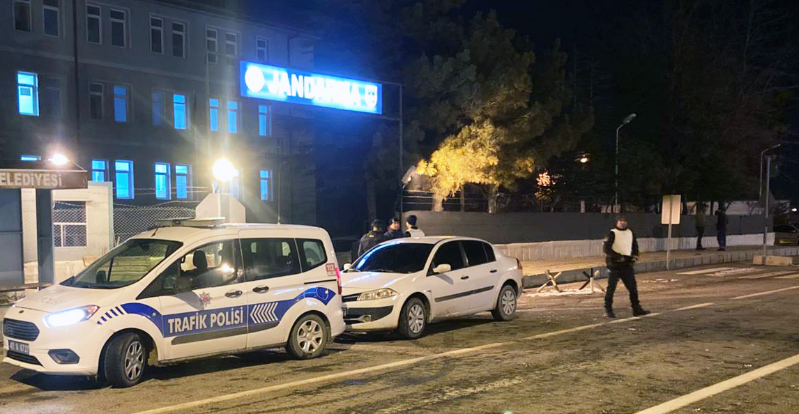 Konya’da 2 husumetlisini tabancayla yaraladı, jandarmaya teslim oldu