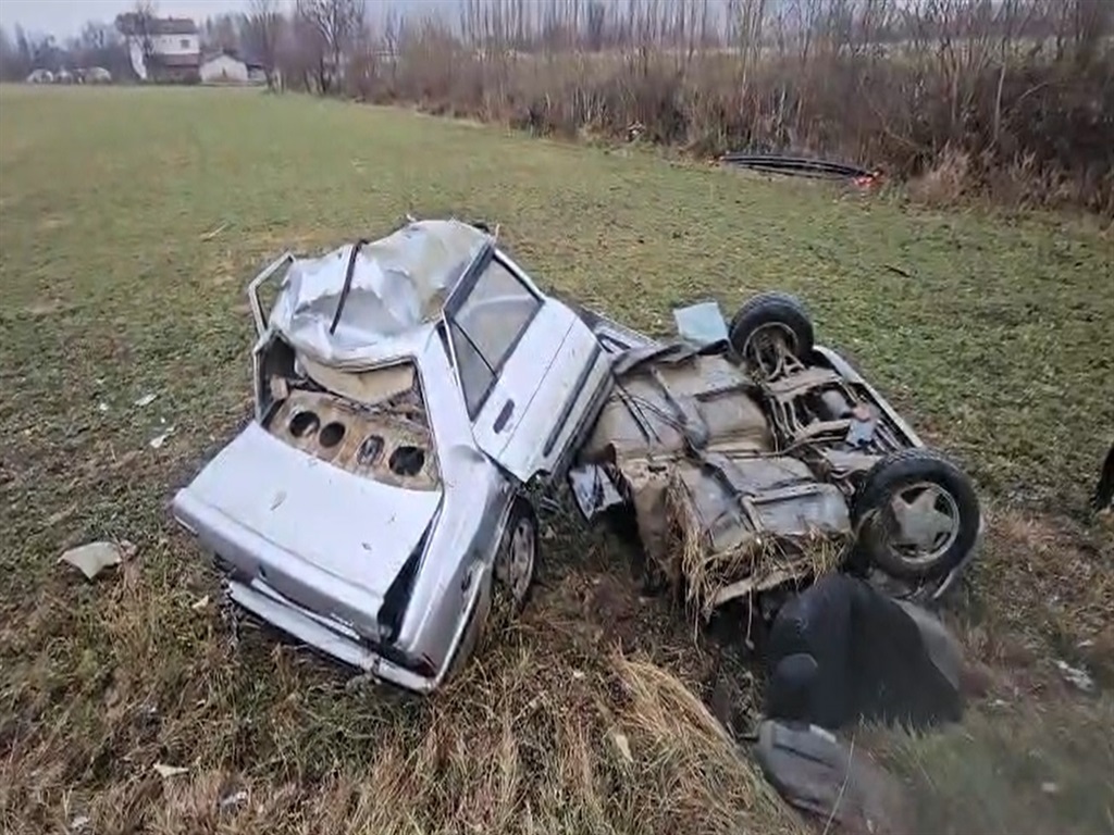 Ağaca çarpan otomobil ikiye bölündü; 1 ağır yaralı