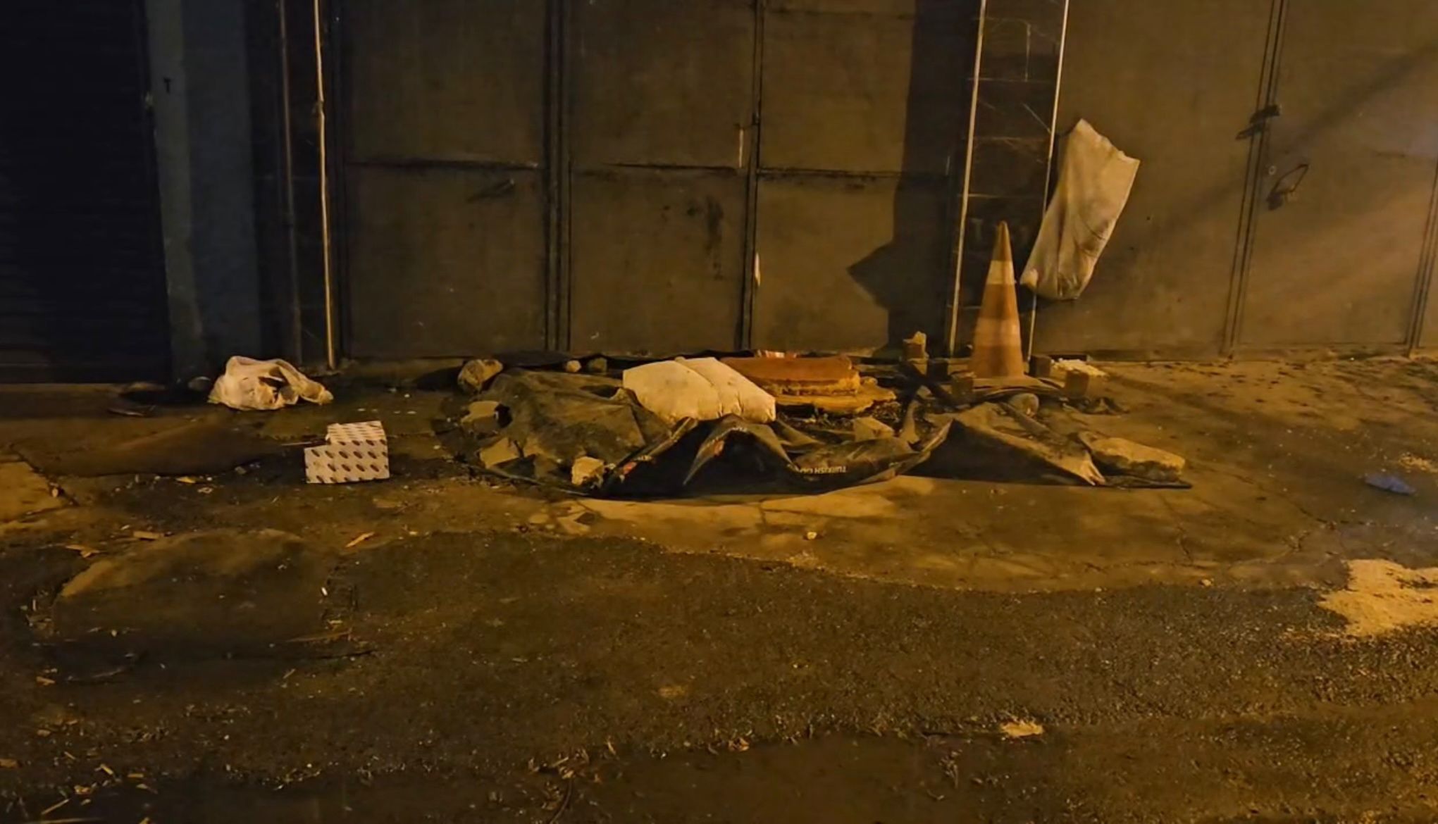 İstanbul - Kağıthane'de ısınmak için girdiği otomobilde çıkan yangında hayatını kaybett