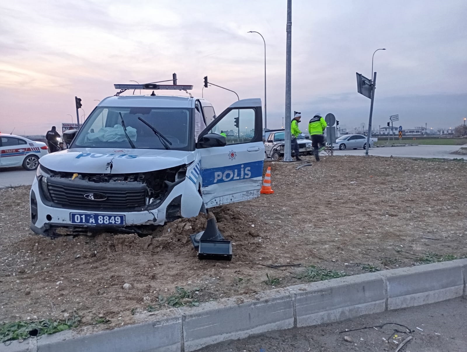 Adana - Denetleme noktasından kaçan otomobille polis aracı çarpıştı: 3 polis yaralı