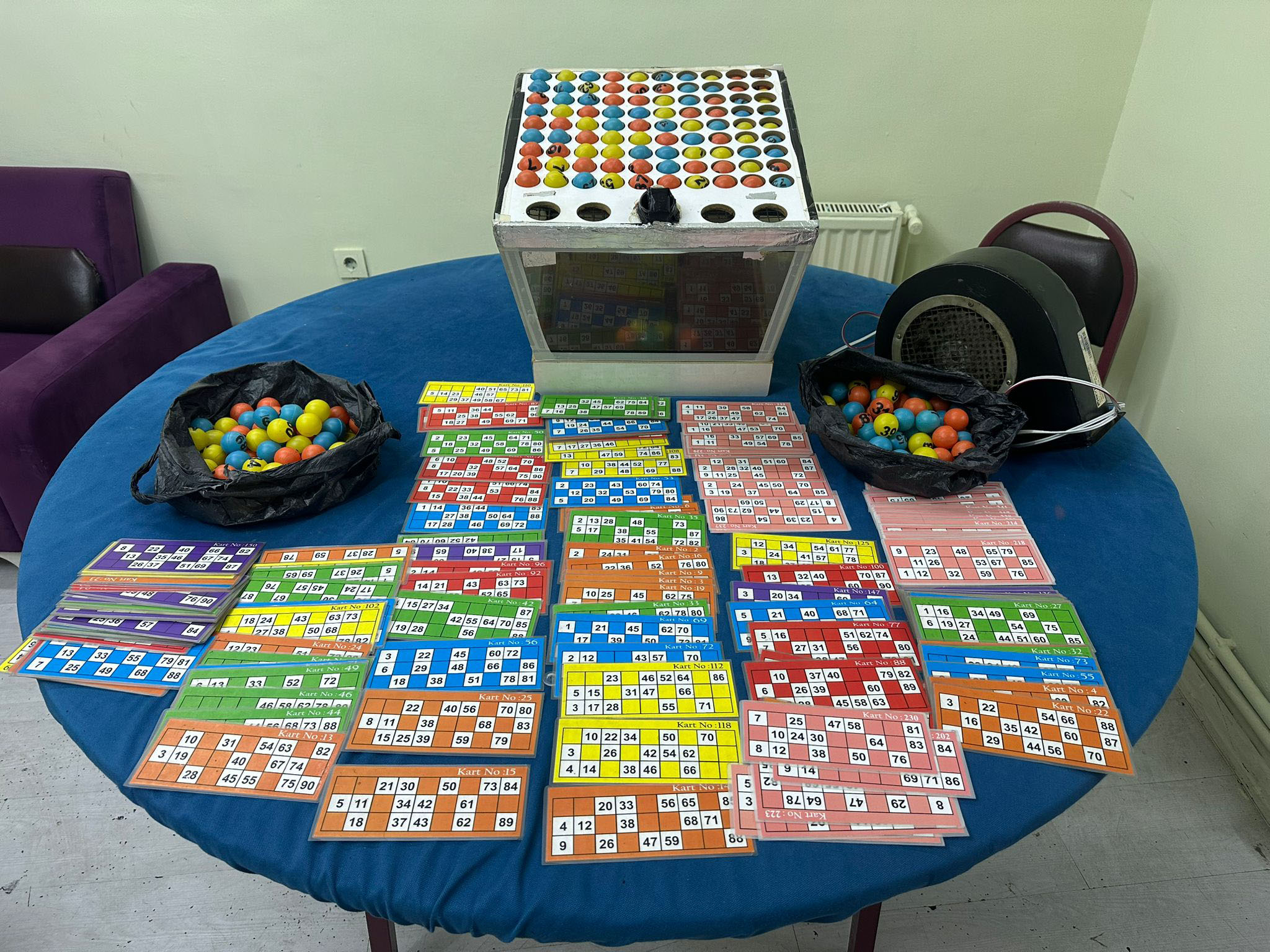 Eskişehir - Polis spiralle kapıyı keserek baskın yaptı; 43 kişiye 498 bin lira kumar cezası