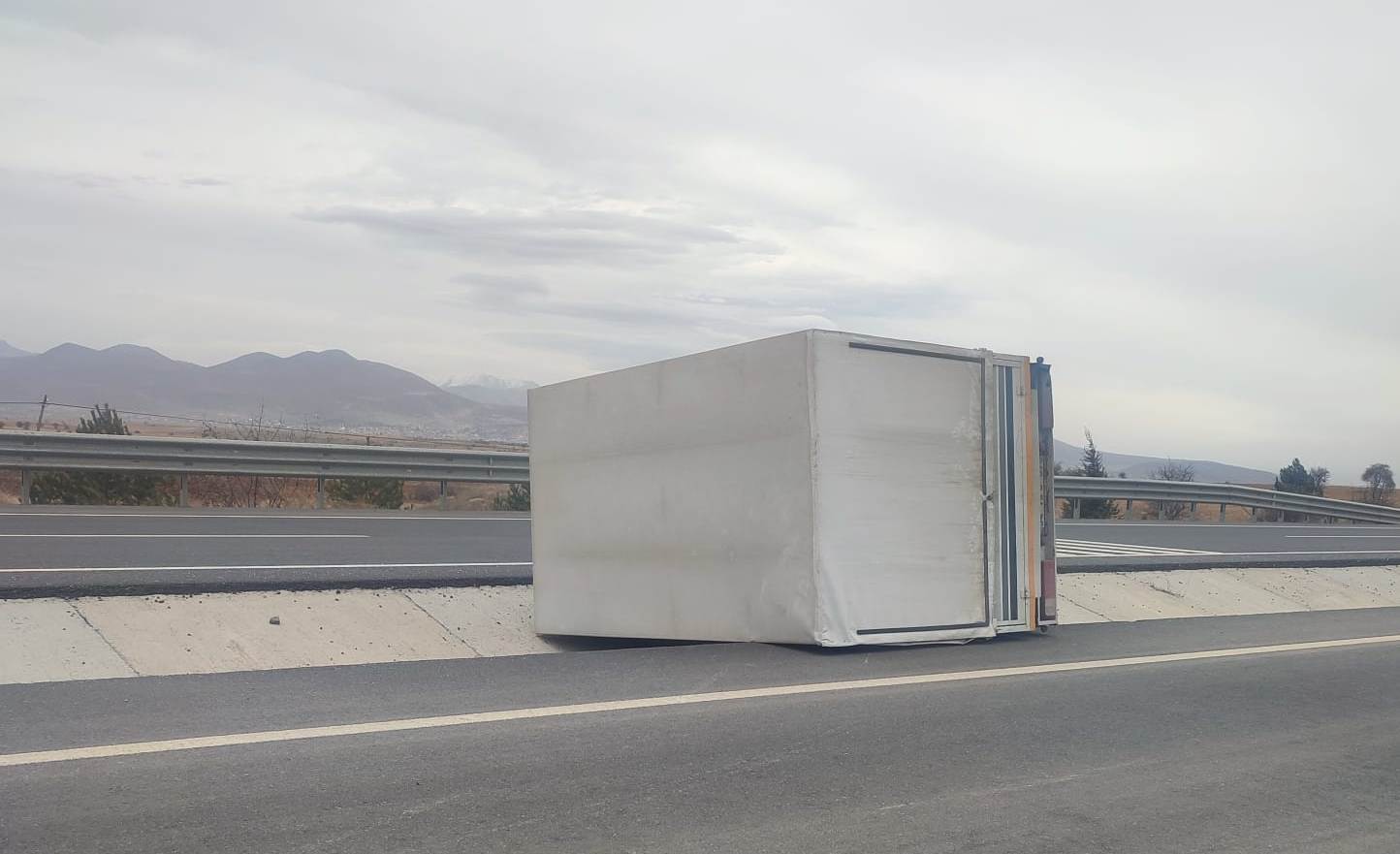 Seydişehir'de Fırtına Nedeniyle  Hareket  halindeki Kamyonun Kasası Yerinden Çıkarak Uçtu!