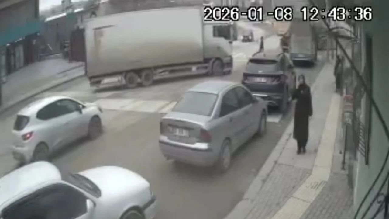 Ankara - Düşürdüğü cüzdanını almaya çalışırken kamyonun altında kalarak öldü; kaza kamerada