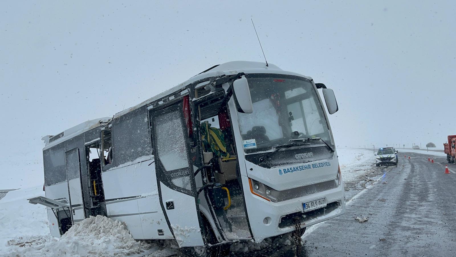 Kayseri'de cenaze götürülen midibüs devrildi; 3'ü ağır, 22 yaralı