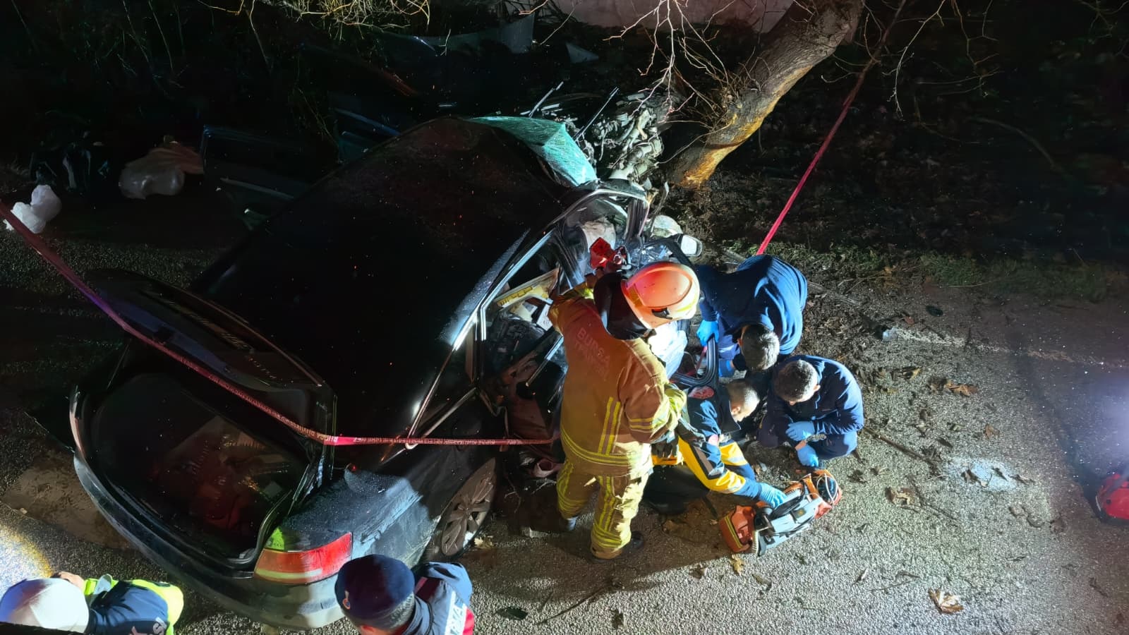 Bursa'da otomobil ağaca çarptı: 2 ölü, 2 yaralı