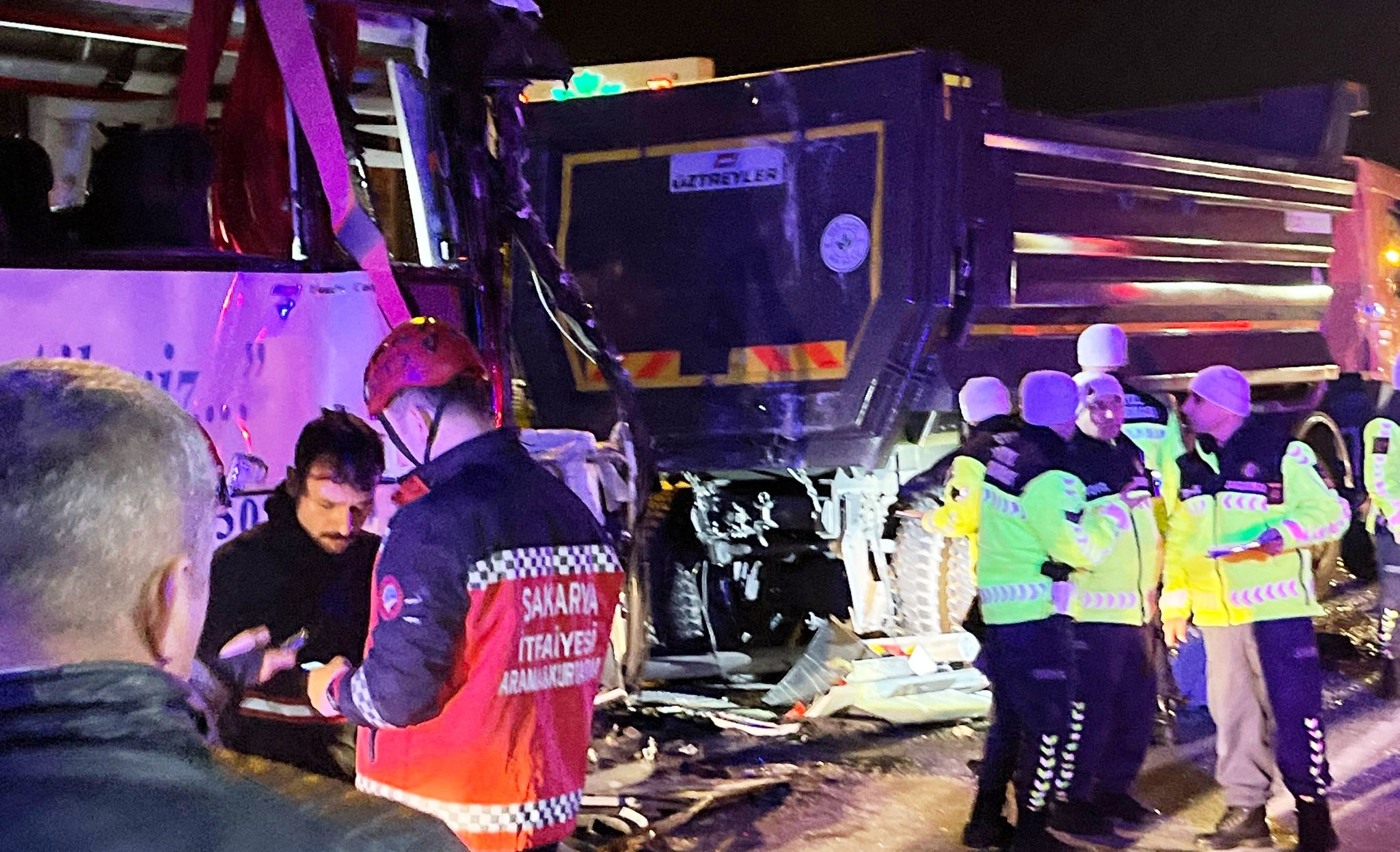 Sakarya'da 1'i yolcu otübüsü 4 aracın karıştığı zincirleme kaza: 1 ölü, 27 yaralı