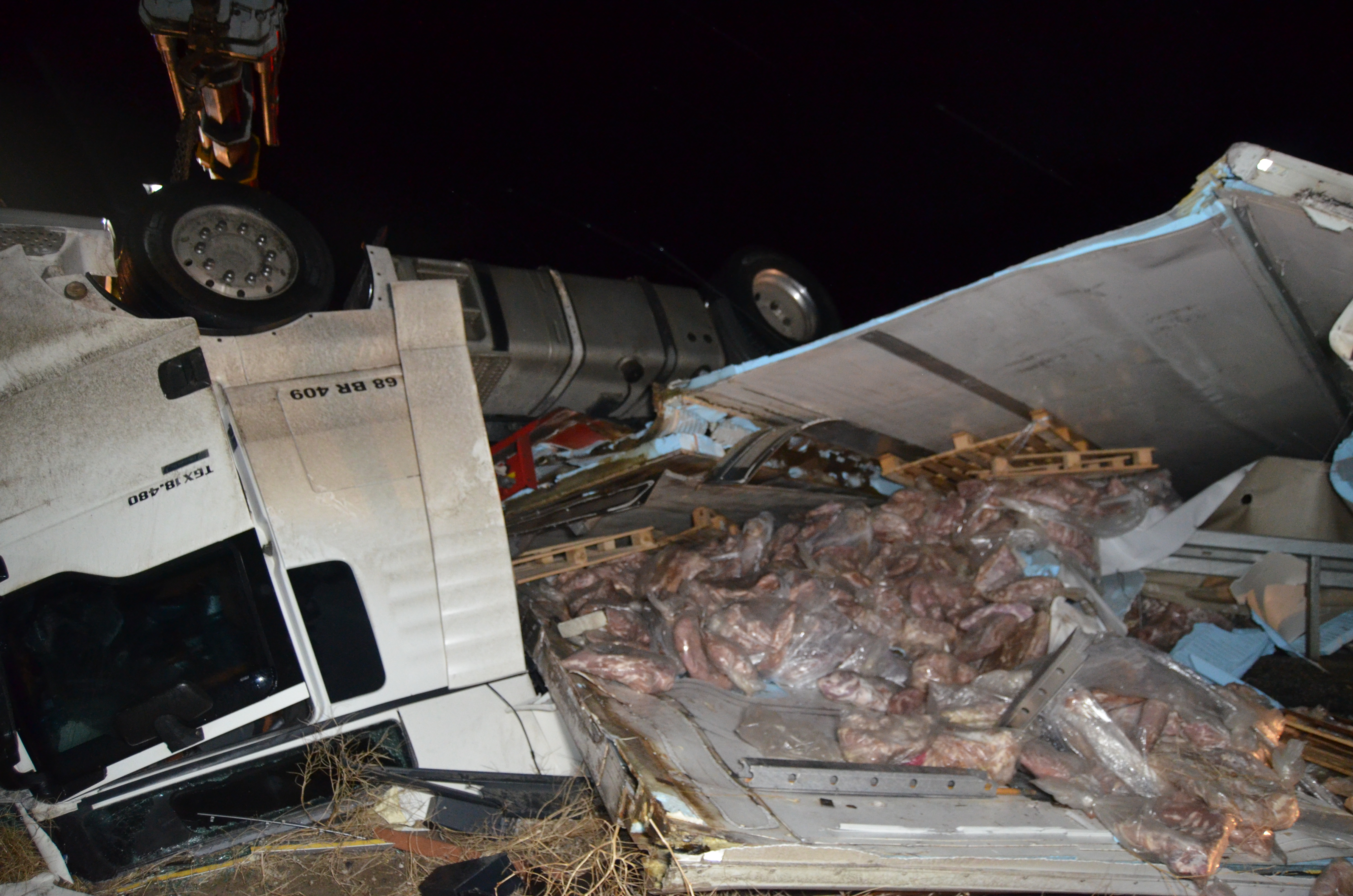 Aksaray'da et taşıyan TIR, bariyere çarpıp devrildi; 1 ölü