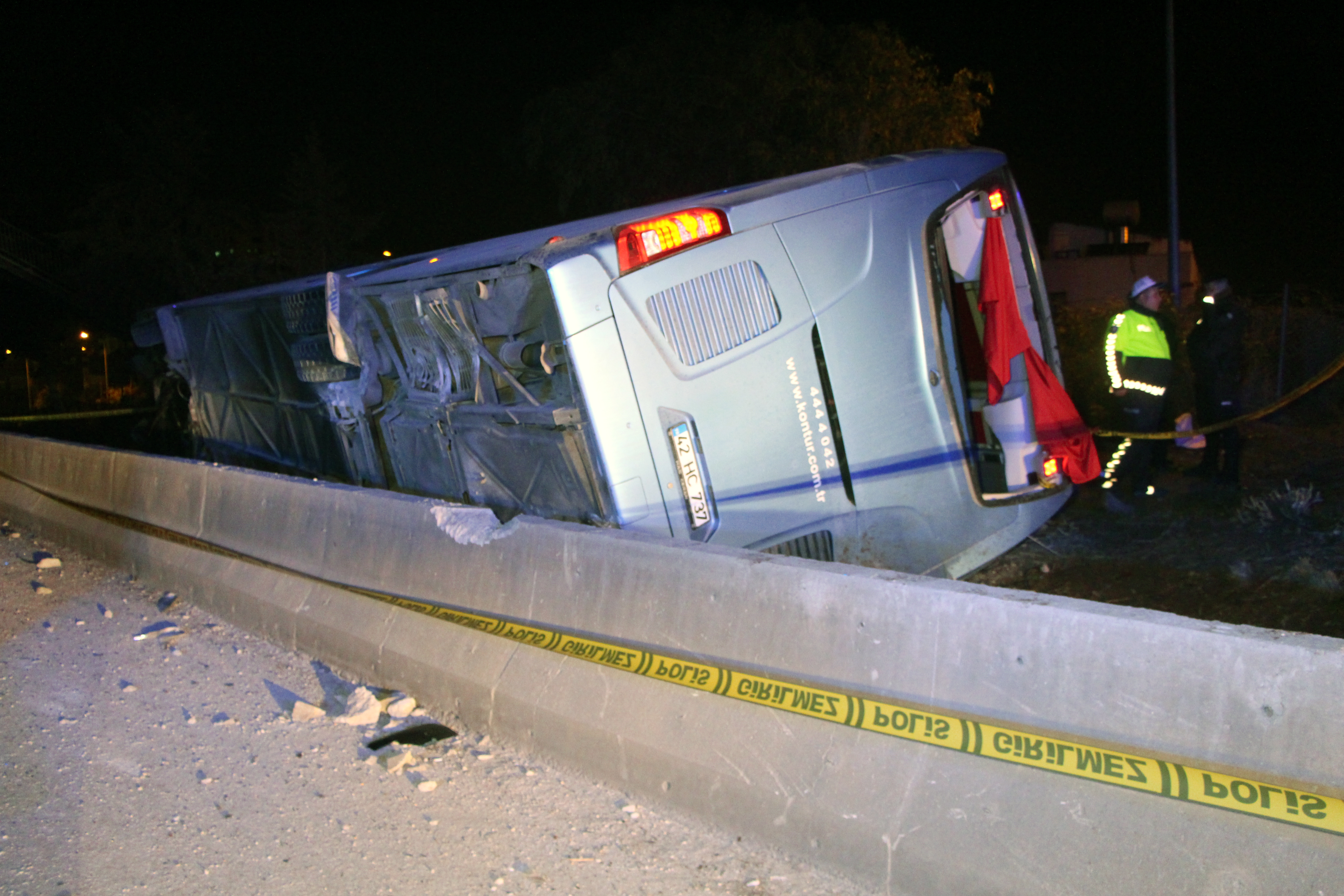 Konya Plakalı Yolcu Otobüsü Adana’da  devrildi: 8 yaralı
