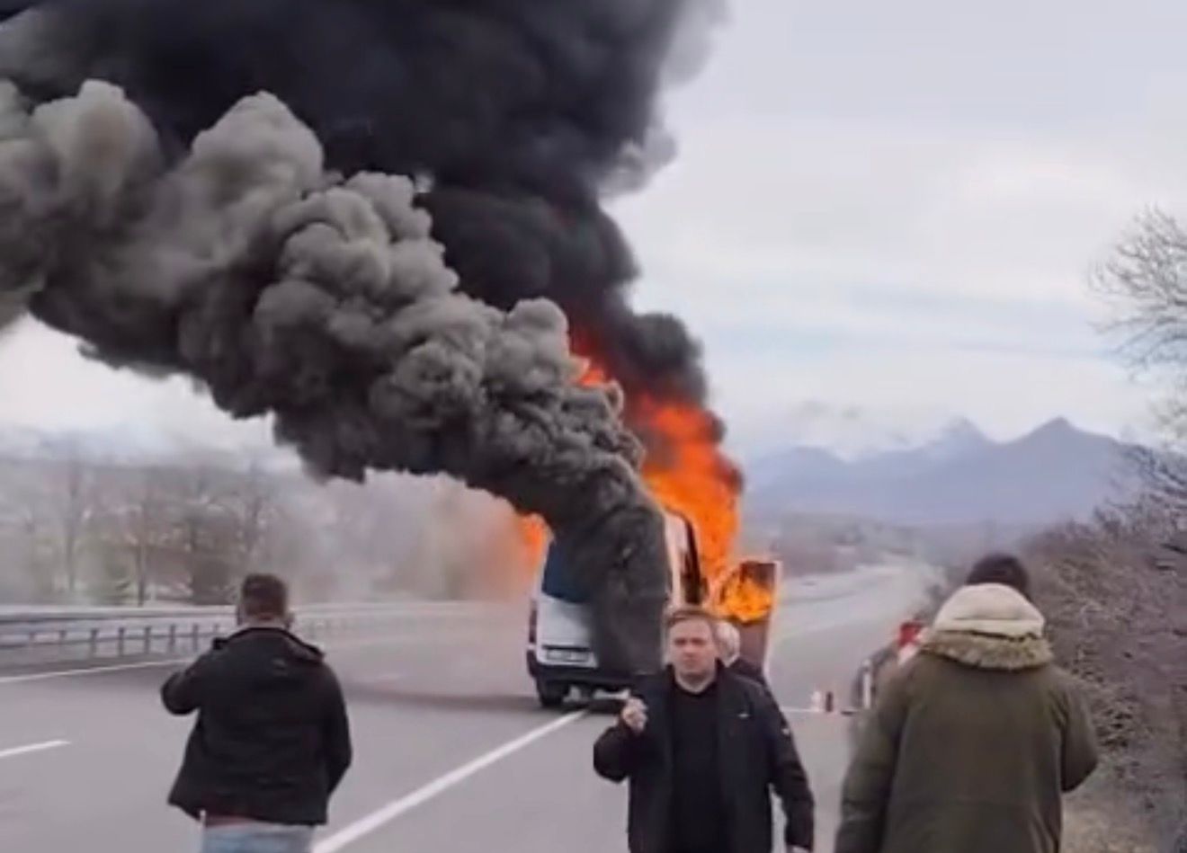 Seydişehir Konya yolunda  Yolcu Minibüsü Alev Alev Yandı: Şoförün Dikkati Facianın Önüne Geçti