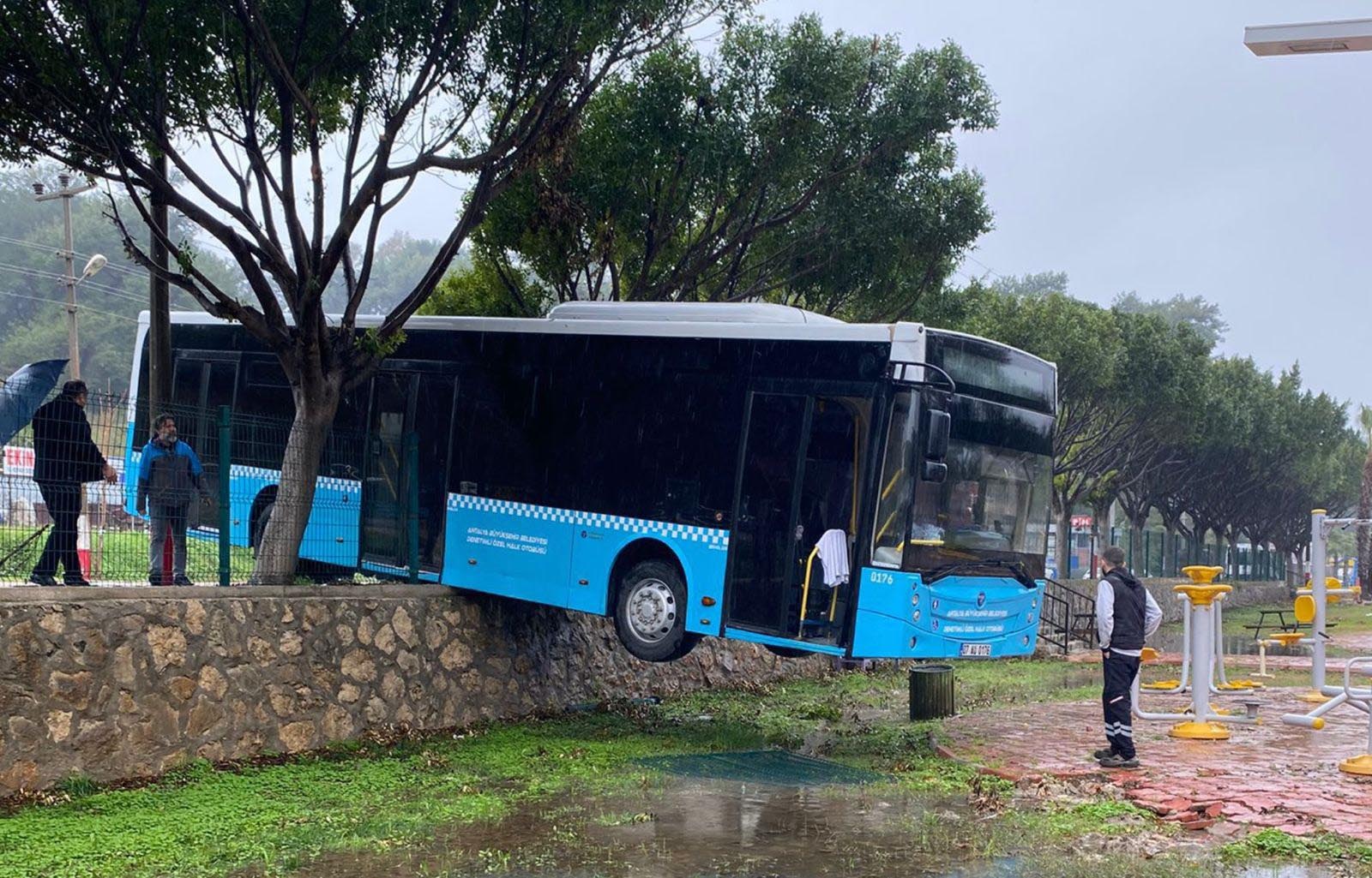 Antalya- Freni boşalan otobüs, duvarda asılı kaldı