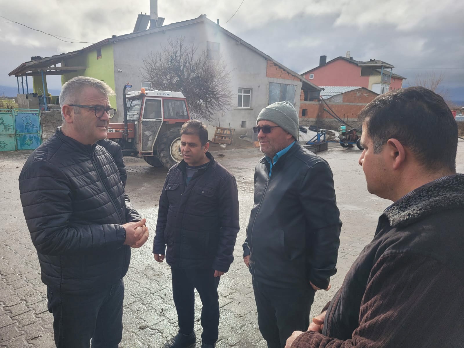 BAŞKAN USTAOĞLU’NDAN EVİ YANAN AİLEYE ZİYARET 