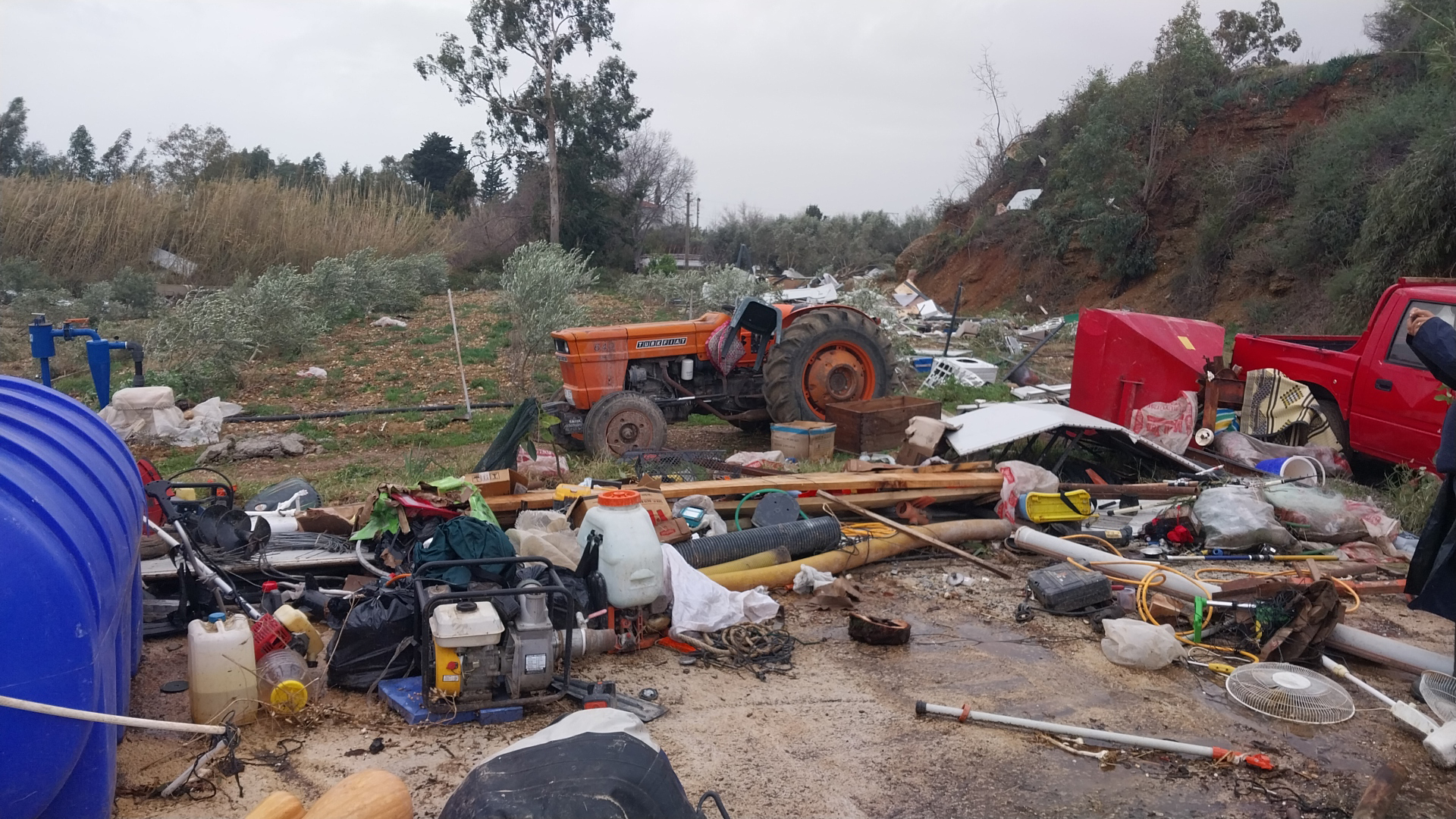 Antalya'da peş peşe hortumlar; seralar yıkıldı, çatılar uçtu