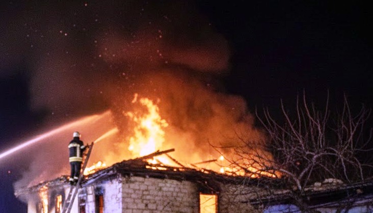 Sarayönü’nde Gece Yarısı Can Pazarı: Baba, Eşini ve Çocuğunu Alevlerin Arasından Çıkardı!