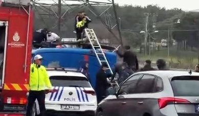 İstanbul- Eyüpsultan'da cezaevi nakil aracı devrildi; 2'si ağır 10 yaralı