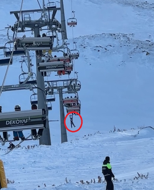 Kayseri - Düşen snowboardını almak için atlamaya çalıştığı telesiyejde asılı kaldı; o anlar kamerada