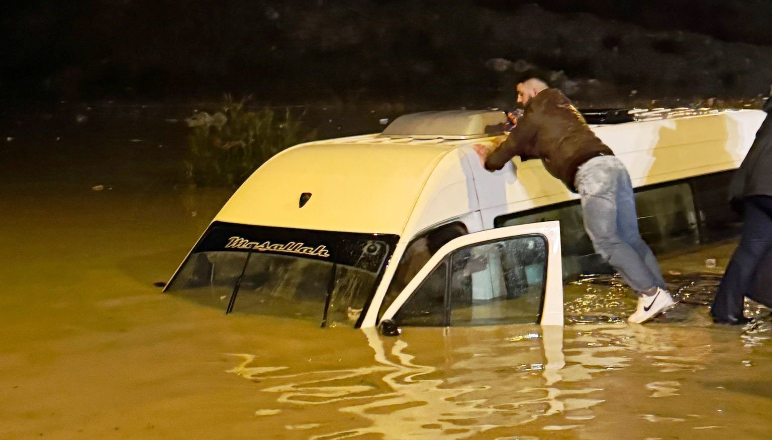 Aydın’da suya gömülen minibüsteki 20 yolcu kurtarıldı