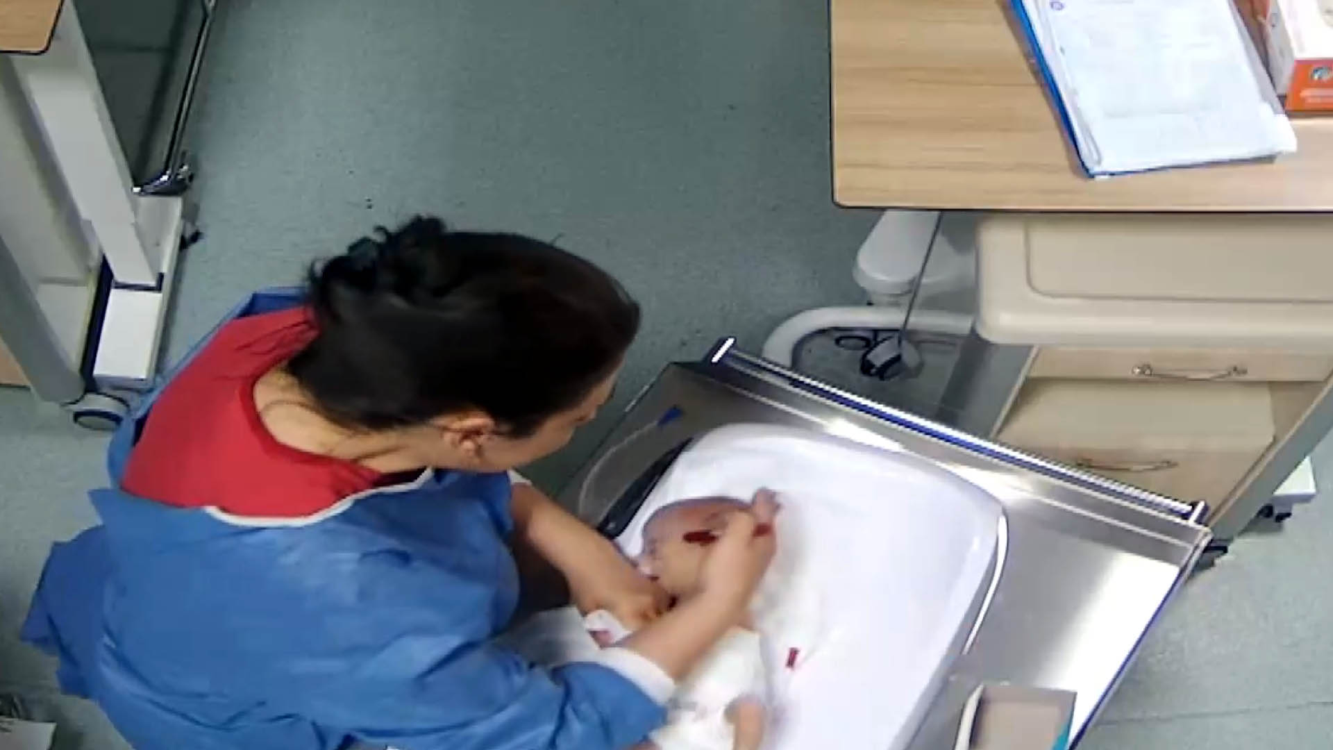 Kahramanmaraş’ta, hemşirenin başka bir bebeği daha darbettiği görüntüler ortaya çıktı