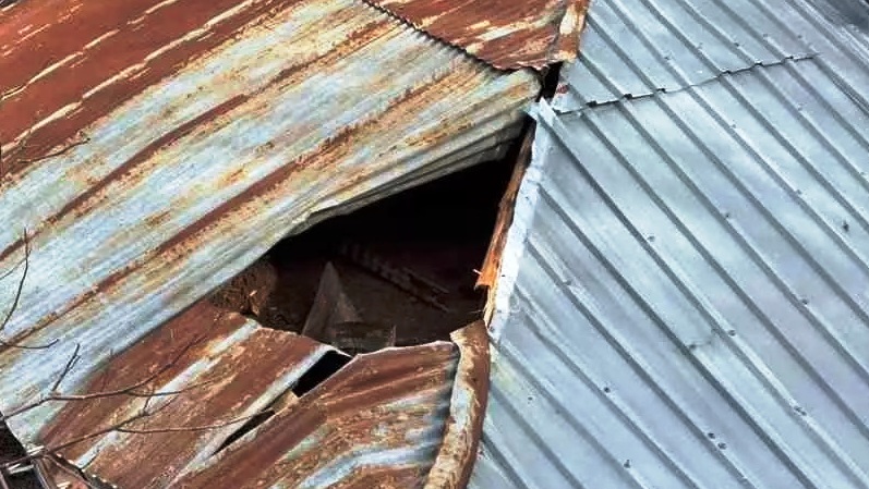 Bozkırda  Dev Kaya Parçası Evin Çatısını Deldi Geçti