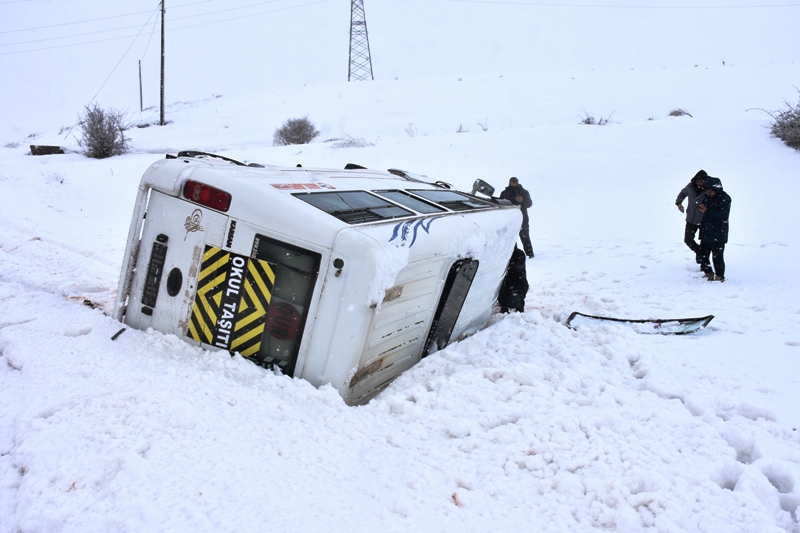 Sivas - Öğrenci servis minibüsü devrildi: 14 yaralı