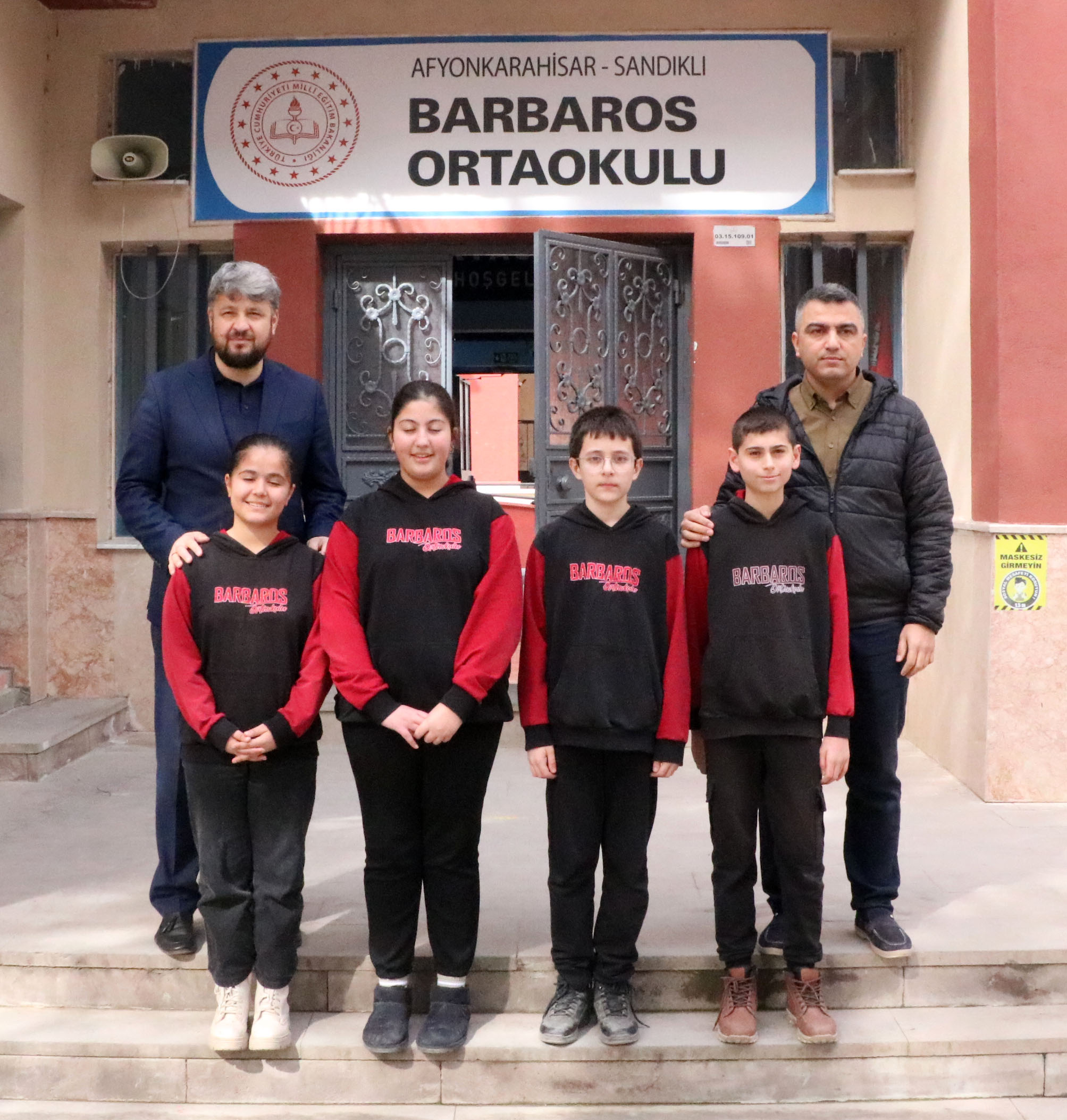 Okulda para toplayıp, 3 bakkalın veresiye defterini satın aldılar