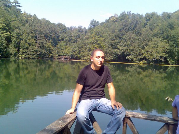 Dereye düşme tehlikesi geçirdi, yardım eden akrabalarıyla uçuruma yuvarlandı: 1 ölü, 3 yaralı